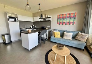 Seafront apartment, 2 bedrooms, pool, parking, pets allowed