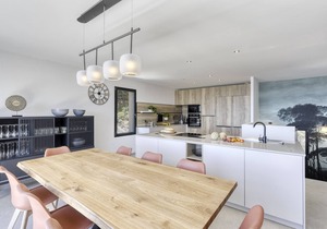 Spectacular sea view/shops and beach within walking distance/Luxury
