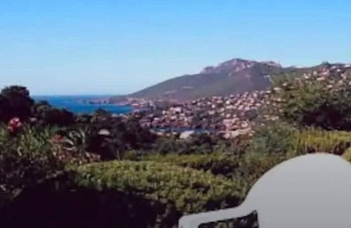 Theoule-sur-Mer Apartment | 1 bed apt, shared pool, FREE wifi, in a small complex, mountain and sea views.