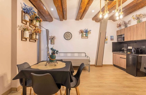 Les Grands Carmes Apartment | 1- Sunny Basket Modern Apartment