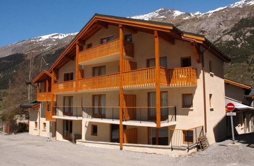 Lanslevillard Apartment | 100m from resort center, 3rd floor, view mountain, balcony, tv, ski locker, 55m², Val Cenis