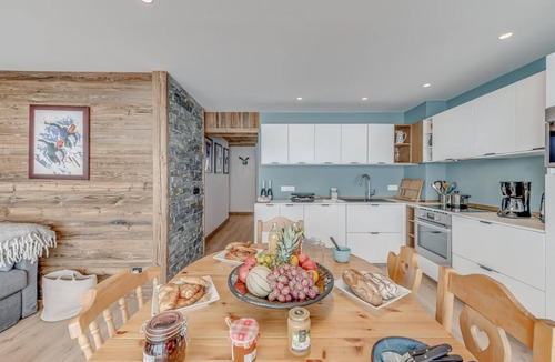 Tignes le Lac Apartment | 100m from shops, 2nd floor, view lake, balcony, tv, ski locker, 60m², Tignes
