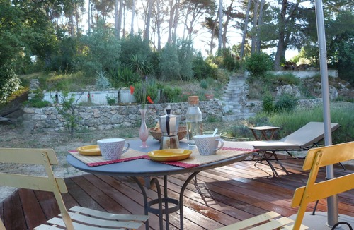 Roquevaire Apartment | 15 mn from Cassis, small house with swimming pool in a Provencal bastide.