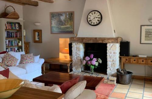 Saint-Meard-de-Gurcon House | 2 Bed Vineyard House - Sleeps 6 - Pets Welcome