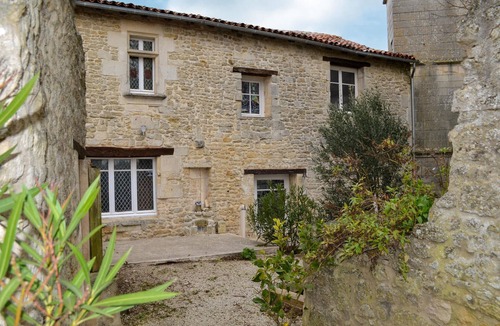 Saint Jean d'Angle House | 2 bedroom beautiful home in Saint-Jean-d'Angle