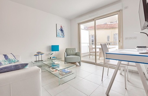 Cannes City Centre Apartment | 2 room apartment, terrace, bright