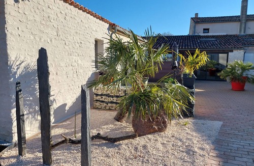 La Jarrie Apartment | 2 studio gîtes with heated indoor pool 15 minutes from La Rochelle