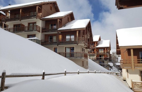 Les Claux Apartment | 200m from shops, 4th floor, swimming pool, balcony, parking, tv, ski locker, 32m², Vars