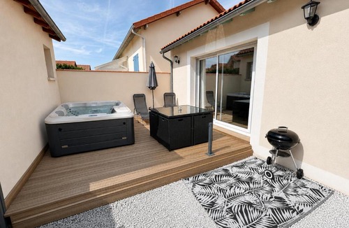 Quartier du Casino House | 20mètres Plage - Maison -Jacuzzi - Wifi - Terrasse