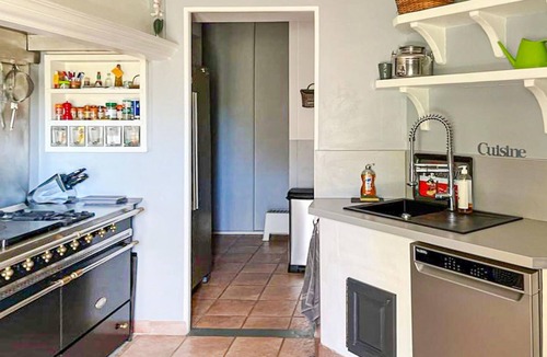 Rognac House | 3 bedroom accommodation in Rognac