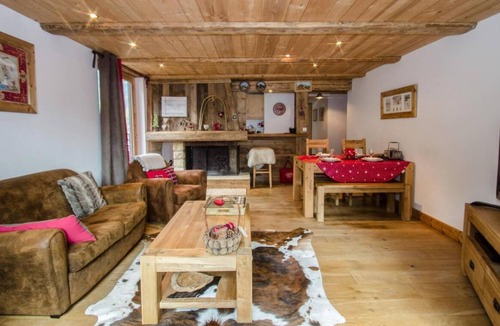 Chamonix City Centre Apartment | 3rd floor, balcony, fireplace or stove, tv, ski locker, 77m², Chamonix