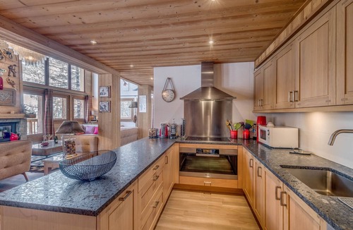 Les Brevieres Ski Chalet | 5* Chalet in Tignes - 6 bedrooms, jacuzzi, piste view