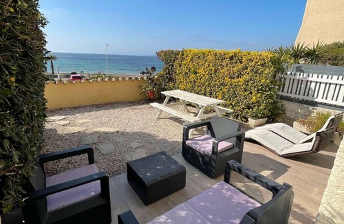 Le Brusc Apartment | 50 m from the beach, Wifi, Air conditioner, sea view.