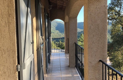 Pierrefeu-du-Var Apartment | 60 m2 gite in a gated property with parking