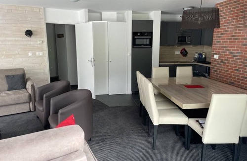 Eaux-Bonnes Apartment | 80m from resort center, 5th floor, view mountain, swimming pool, balcony, tv, ski locker, 89m²