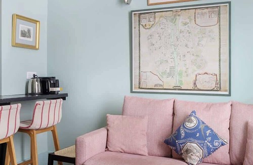 Saint-Thomas-d'Aquin Apartment | A Bright Studio in Saint Germain des Près
