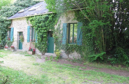 Leuhan House | A converted stone Barn, sleeps 7 with a large garden and swimming pool