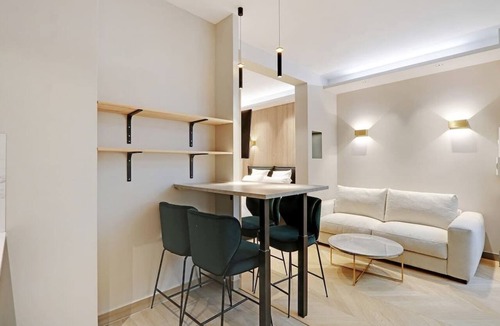 Quartier de la Plaine-de-Monceaux Apartment | A Dazzling Studio-Loft in Parc Monceau