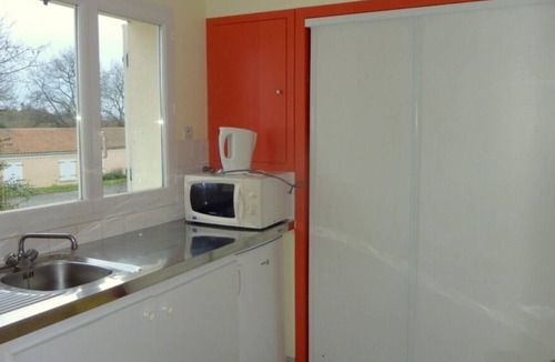Prailles House | A short drive to Parcours Vitalité! Private Kitchenette, Pool & Free Parking!