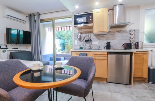 Riou - Petit Juas - Av de Grasse Apartment | AC Studio with garden and parking close to the beach- BENAKEY