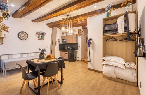 Les Grands Carmes Apartment | Adira Marseille Panier