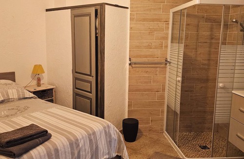 Mallemoisson Apartment | Air-conditioned 3-bedroom apartment with kitchen, dishwasher, and washing machine