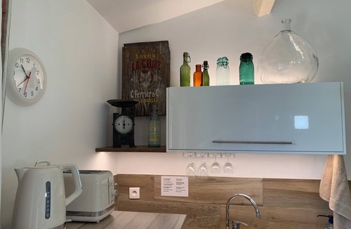 Ventabren Apartment | Air-conditioned flat garden & SPA + private parking countryside calm, bright.