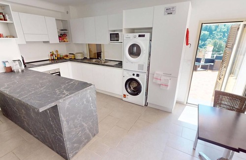 Menton Apartment | Air-conditioned room with communal access - 2 guests