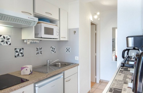 Saint-Raphael Apartment | Air-conditioned studio for 2, near beach and shops, pets allowed, WiFi, parking