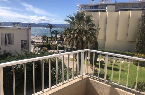 Saint-Raphael Apartment | Air-conditioned studio for 2, near beach and shops, pets allowed, WiFi, parking