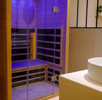 Montfavet Apartment | AMA, suite avec baignoire balnéo et sauna privé