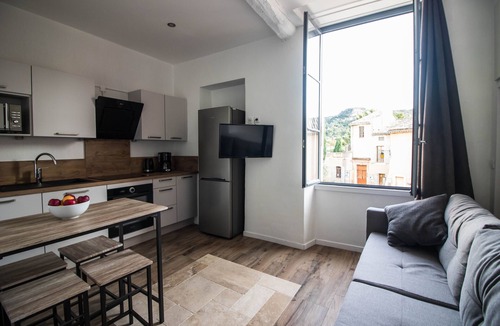 Saint-Paul-Trois-Chateaux Apartment | Apartment-Apartment-Private Bathroom-Landmark view-Le Scandinave