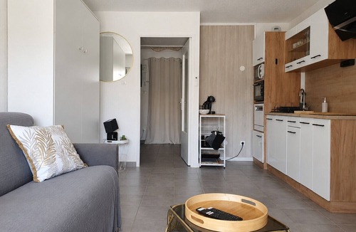 Saint-Mandrier-sur-Mer Apartment | Apartment with loggia, 300m from the beach