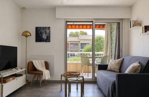 Saint-Mandrier-sur-Mer Apartment | Apartment with loggia, 300m from the beach