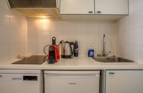 Cavalaire-sur-Mer Apartment | Apartment "Appartement Cavalaire Sur Mer" with Private Terrace, Shared Pool & Wi-Fi