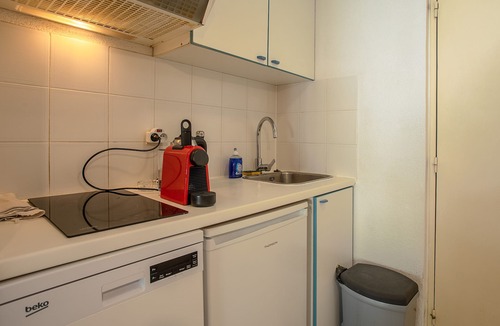 Cavalaire-sur-Mer Apartment | Apartment "Appartement Cavalaire Sur Mer" with Private Terrace, Shared Pool & Wi-Fi