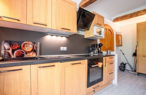 Valderoure Apartment | Apartment 'Authentic and Comfortable' with Shared Garden
