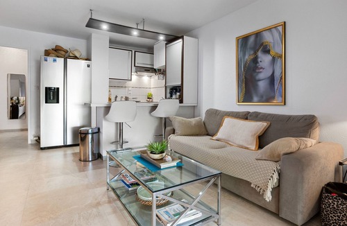 Le Dramont Apartment | Apartment 'Domaine De La Corniche' with Private Terrace, Wi-Fi and Air Conditioning
