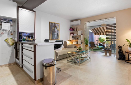 Le Dramont Apartment | Apartment 'Domaine De La Corniche' with Private Terrace, Wi-Fi and Air Conditioning
