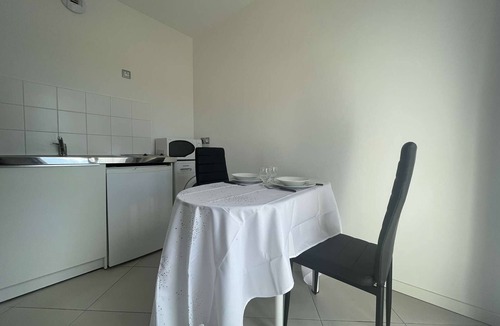 Quartier du Stade Apartment | Apartment for 3 near beach with parking