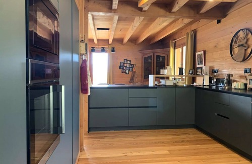 Enchastrayes Ski Chalet | Apartment
