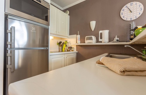Le Dramont Apartment | Apartment 'Grande Terrasse Vue Mer' with Sea View, Shared Pool and Wi-Fi
