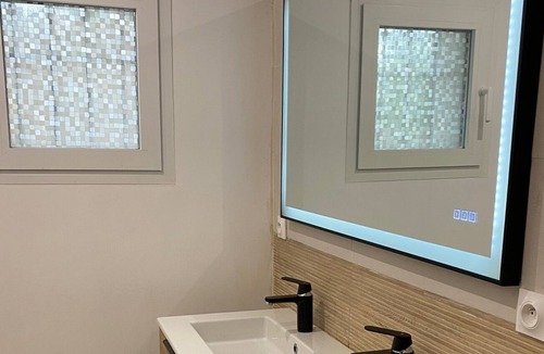 Les Pennes-Mirabeau House | Apartment in villa not overlooked