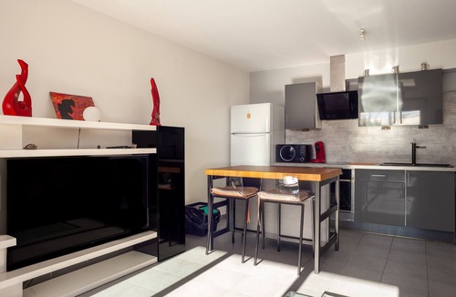 Saint-Henri Apartment | Apartment 'L Évasion' with Private Terrace and Wi-Fi