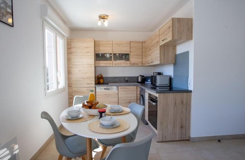 Bormes-Les-Mimosas Apartment | Apartment Le Clos Jardin-1 by Interhome