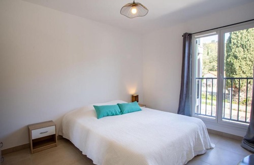 Bormes-Les-Mimosas Apartment | Apartment Le Clos Jardin-1 by Interhome