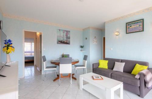 Sainte-Maxime Apartment | Apartment Le Maxime-1 by Interhome