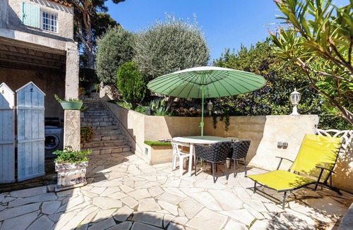 Cassis Apartment | Apartment 'Le Repaire' with Mountain View, Shared Terrace and Garden