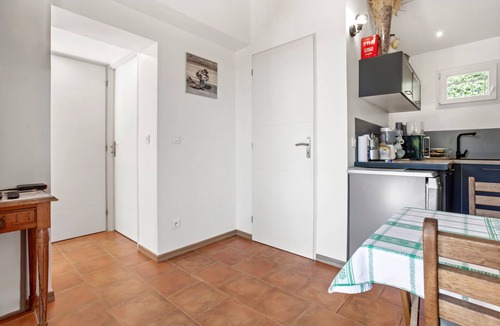Cotignac Apartment | Apartment 'Les Tarentes' with Mountain View, Shared Pool and Wi-Fi