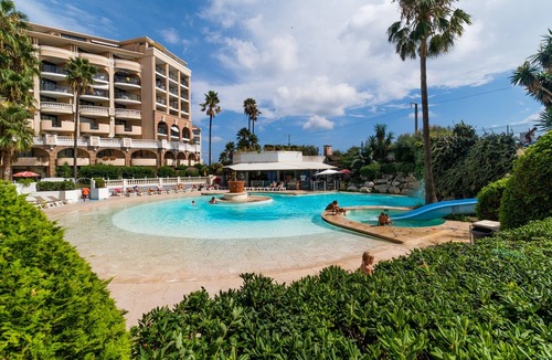Cannes La Bocca Apartment | Apartment "Palme d'Or" with Sea View, Shared Pool & Wi-Fi